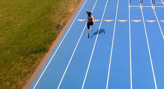 Donna correndo su una pista blu